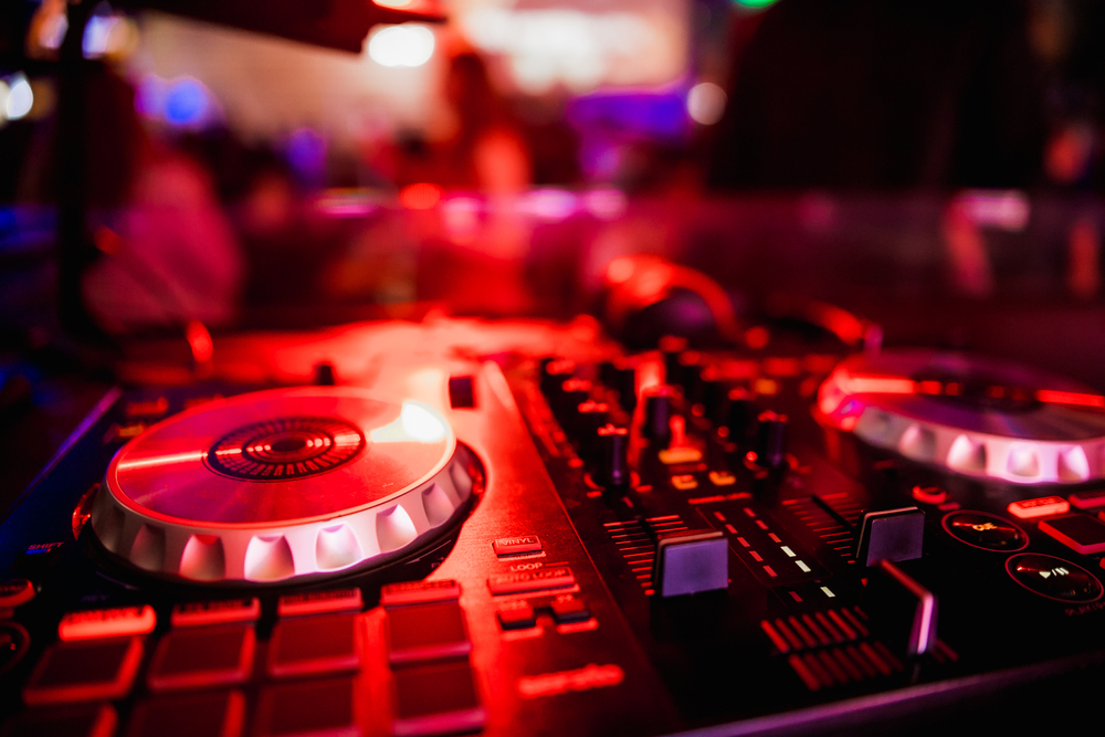 Dj,Spinning,,Mixing,,And,Scratching,In,A,Night,Club,,Hands
